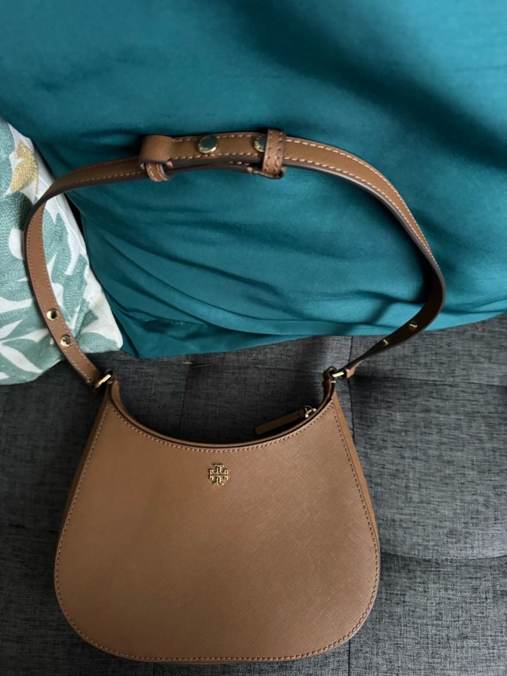 Tory Burch Brown Crescent Shoulder Bag with Gold Logo - Picture 3 of 7